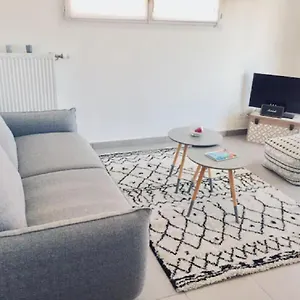 https://sainte-terrasse-proche-du-centreville-calme.hotels-rhonealpes.com